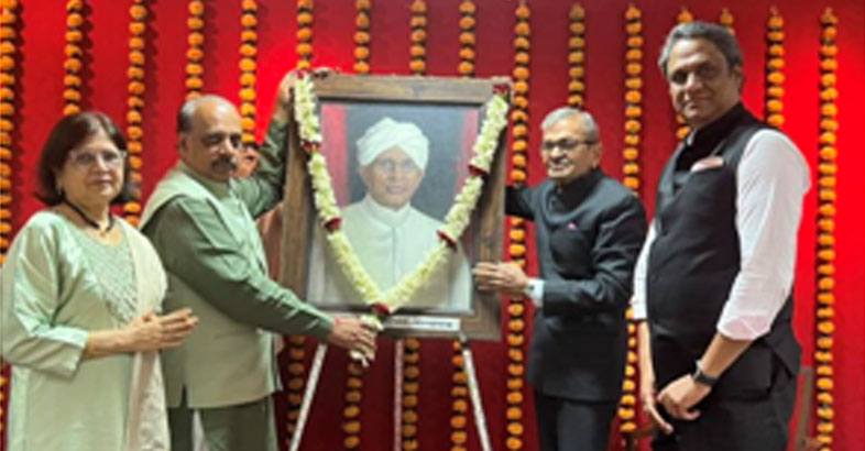 giving floral tributes to the statue of Sheth Walchand Hirachand 